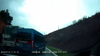 Xe 16 chỗ vượt ẩu gây tai nạn nguy hiểm qua cảnh quay chi tiết từ Camera hành trình