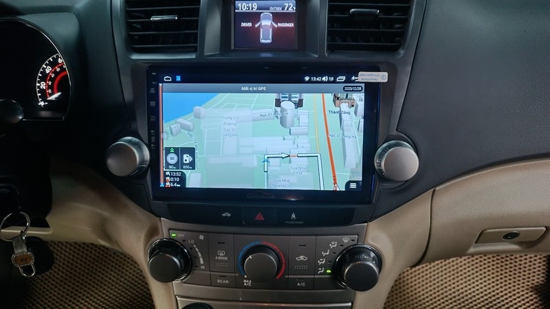 Toyota Highlander độ bi LED Okatuu và lắp màn hình android Beecar Pro ram 4G+64Gb
